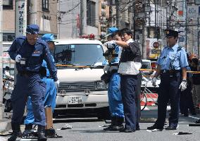 Robbers shoot 2 guards, steal 10 mil. yen at bank